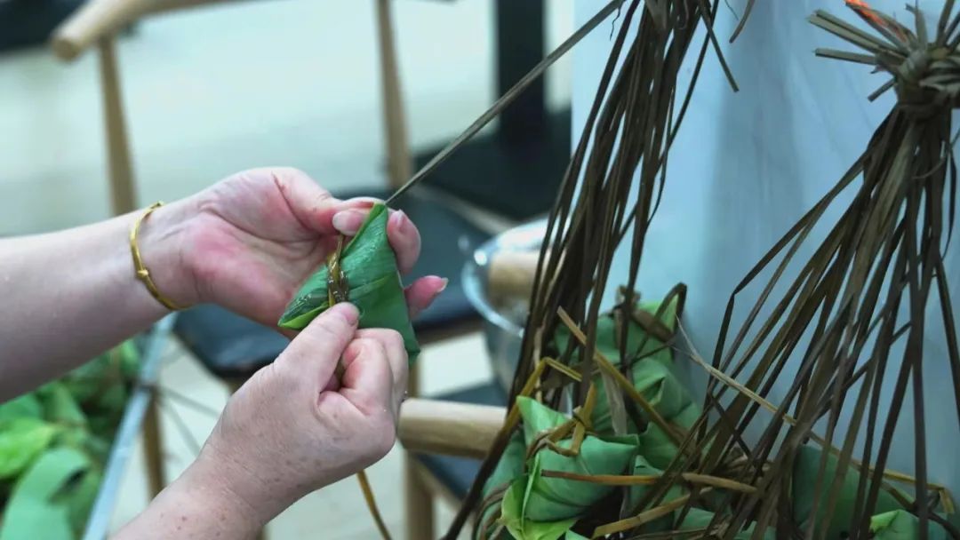 粽(zong)香四(si)溢，濃(nong)情端(duan)午——福(fu)建新(xin)華聯(lian)合印(yin)務集(ji)團開(kai)展包(bao)粽子(zi)迎端(duan)午活(huo)動