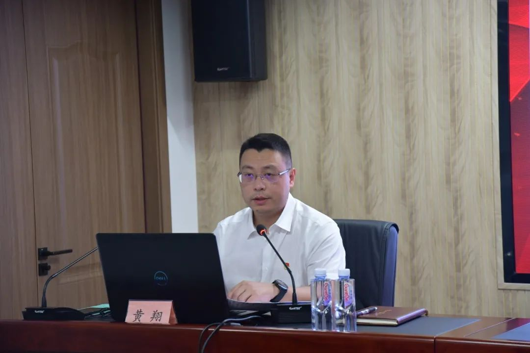 黃翔爲(wei)印務集團(tuan)黨員幹部(bu)講“忠誠在(zai)心、崗位奉(feng)獻”專題黨(dang)課