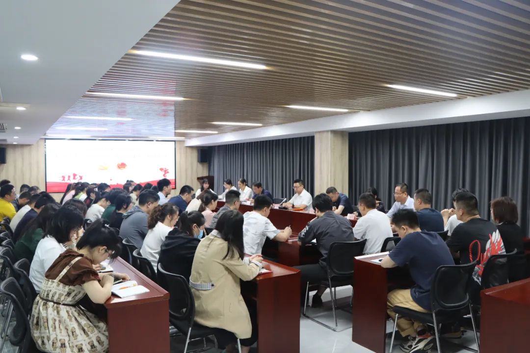 印務集(ji)團召開五(wu)四青年節(jie)座談會并(bing)開展“青年(nian)先鋒隊”授(shou)旗儀式